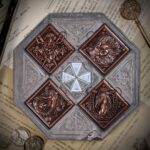 Fanattik RESIDENT EVIL VIII Μενταγιόν - 4 House Set Crest Medallion Limited Edition (FNTK-CAP-RE802)