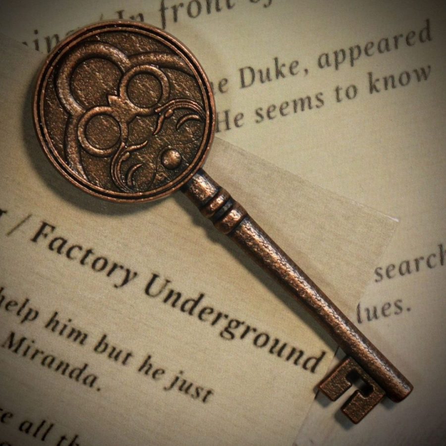 RESIDENT EVIL VIII - Replica Insignia Key - Limited Edition Ρέπλικα