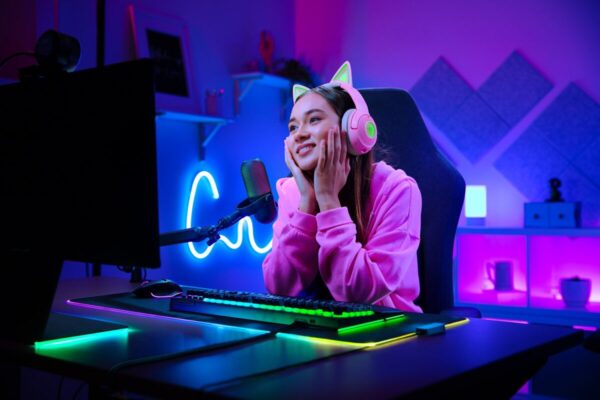 Razer SEIREN V3 CHROMA – RGB USB Condenser Microphone – Gain Limiter – Build-in Shock Absorb